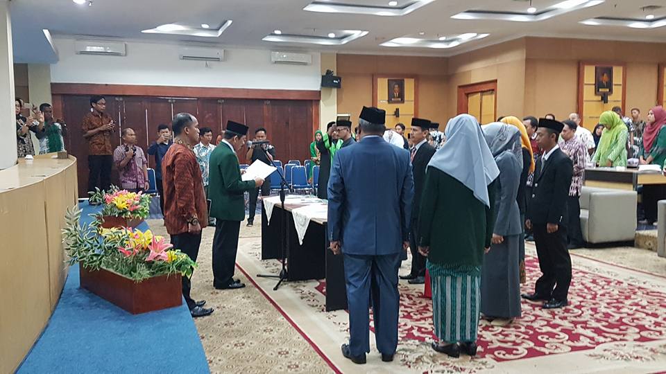 Gambar Rektor Lantik 10 Pejabat Eselon III dan IV 